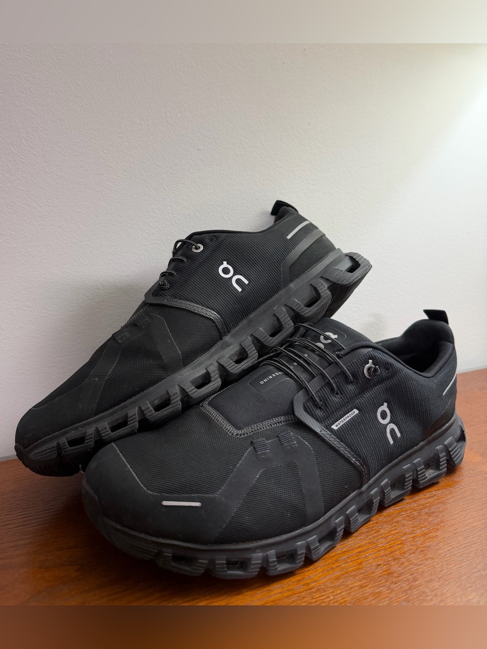On Clouds Waterproof Men 11 Running Shoes Sneakers Sporty Athletic Activewear